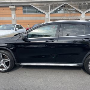 MERCEDES-BENZ GLA - 4