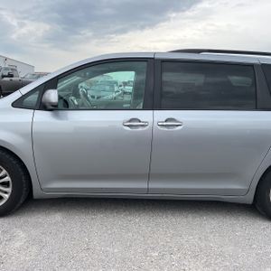 TOYOTA SIENNA - 4