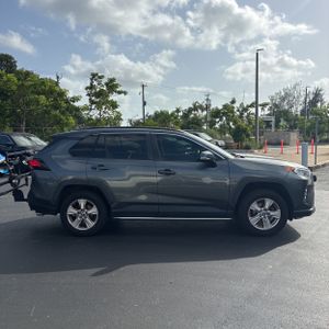 صورة 10 لـ 2021 Toyota RAV4 XLE