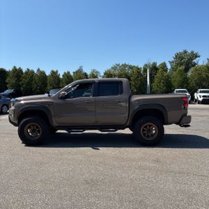 2022 Nissan FRONTIER PRO-4X photo 3