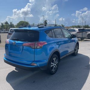 صورة 8 لـ 2017 Toyota RAV4 LE