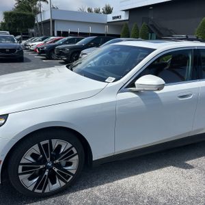 2025 BMW 530I — фото 2