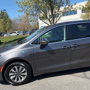 CHRYSLER PACIFICA HYBRID TOURING L - 2