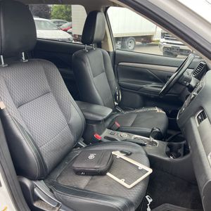 2015 Mitsubishi OUTLANDER SE — миниатюра 33