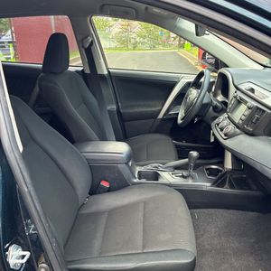 2018 Toyota RAV4 LE — фото 33