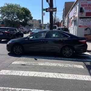 2017 Toyota CAMRY SE photo 3