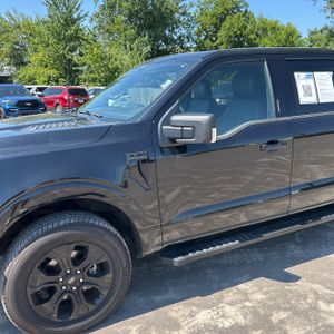 2023 FORD F-150 XLT photo 2