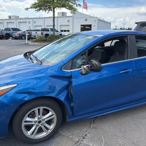 2017 Chevrolet CRUZE LT AUTO photo 2