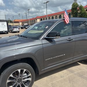 2023 JEEP GRAND CHEROKEE OVERLAND — фото 2