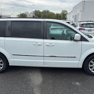 CHRYSLER TOWN AND COUNTRY TOURING - 10