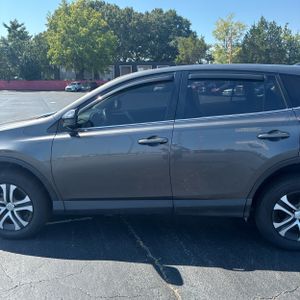 صورة 4 لـ 2018 Toyota RAV4 LE