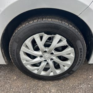 2017 Toyota COROLLA LE thumbnail 20