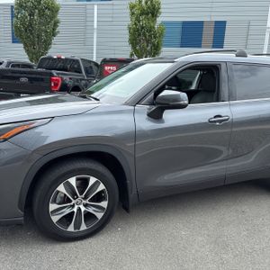 صورة 2 لـ 2021 Toyota HIGHLANDER XLE