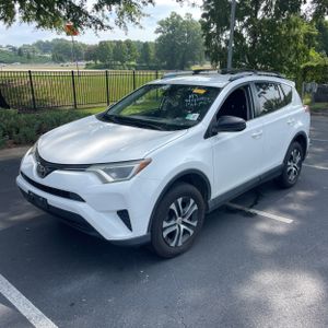 2017 Toyota RAV4 LE — фото 1