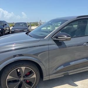 صورة 2 لـ 2025 AUDI SQ6 E-TRON PRESTIGE