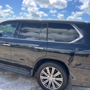 صورة 6 لـ 2017 Lexus LX 570 BASE