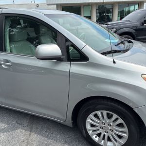 2012 Toyota SIENNA XLE 8-PASSENGER — миниатюра 13