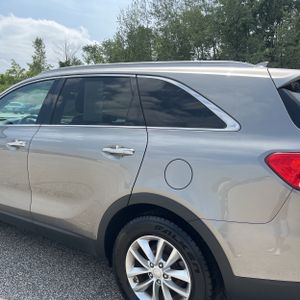 2017 KIA SORENTO LX photo 6