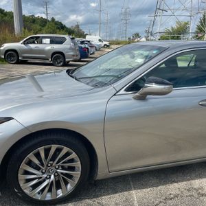 صورة 2 لـ 2019 Lexus ES 300H LUXURY