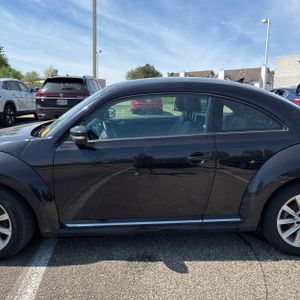 VOLKSWAGEN BEETLE 2.0T S WITH STYLE AND COMFORT - 4