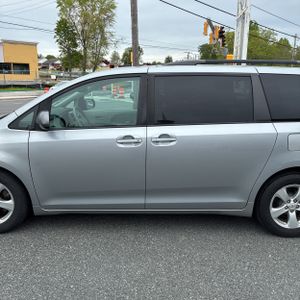 TOYOTA SIENNA - 4