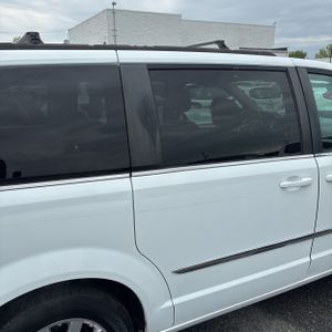 CHRYSLER TOWN AND COUNTRY TOURING - 8