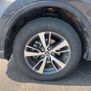 2017 Toyota RAV4 XLE — миниатюра 17