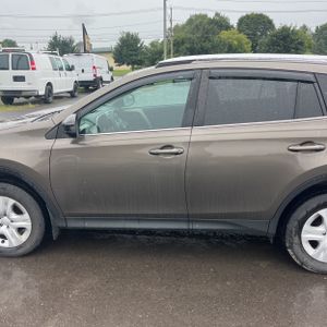 2015 Toyota RAV4 LE — фото 4
