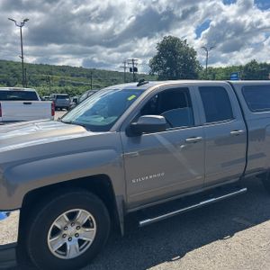2017 Chevrolet SILVERADO 1500 LT photo 2
