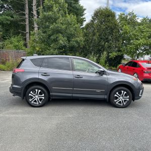 2018 Toyota RAV4 LE — фото 10
