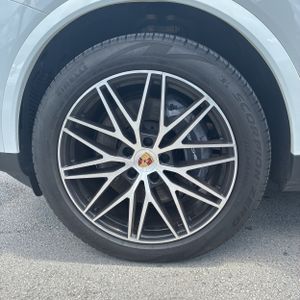2025 Porsche CAYENNE thumbnail 17