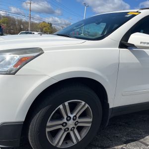 CHEVROLET TRAVERSE LT - 2
