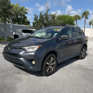 2017 Toyota RAV4 XLE photo 1