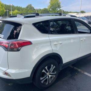 2017 Toyota RAV4 LE — фото 9