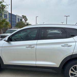 HYUNDAI TUCSON SE - 4