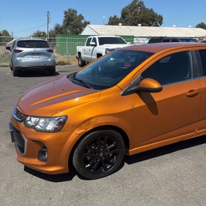 2017 Chevrolet SONIC LT AUTO 照片 2