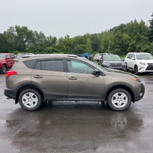 2015 Toyota RAV4 LE — фото 10