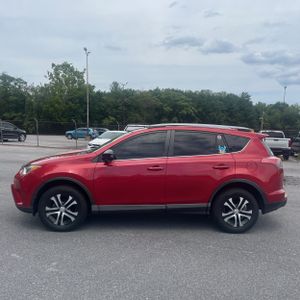 2017 Toyota RAV4 LE photo 3
