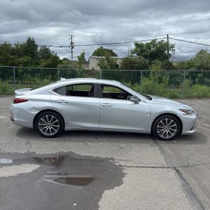 صورة 10 لـ 2019 Lexus ES 300H BASE