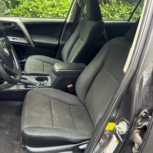 صورة 30 لـ 2017 Toyota RAV4 LE