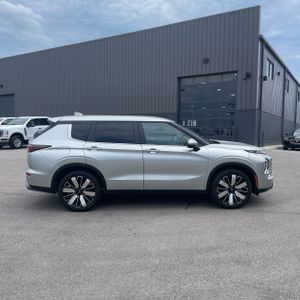 صورة 10 لـ 2025 Mitsubishi OUTLANDER SE