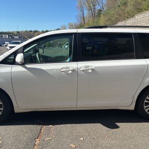 TOYOTA SIENNA - 4