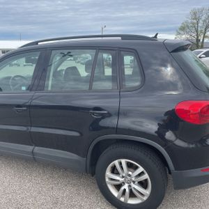 VOLKSWAGEN TIGUAN 2.0T S - 6