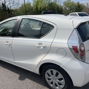 TOYOTA PRIUS C - 6