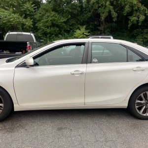 2017 Toyota CAMRY SE photo 4