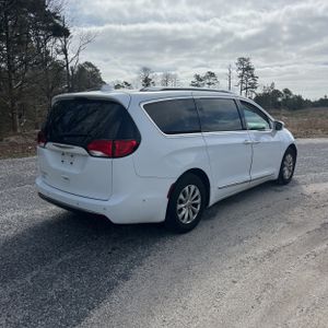 CHRYSLER PACIFICA TOURING L - 8