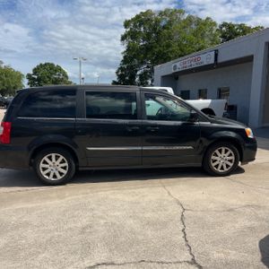 CHRYSLER TOWN AND COUNTRY TOURING - 10