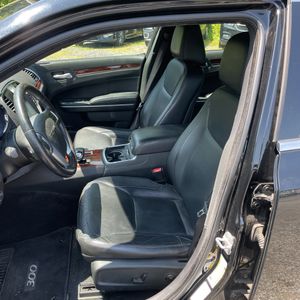 2013 Chrysler 300 MOTOWN — миниатюра 32