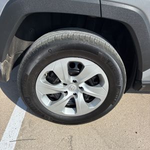 صورة مصغرة 19 لـ 2025 Toyota RAV4 LE