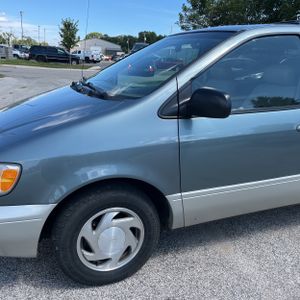 2000 Toyota SIENNA XLE photo 2